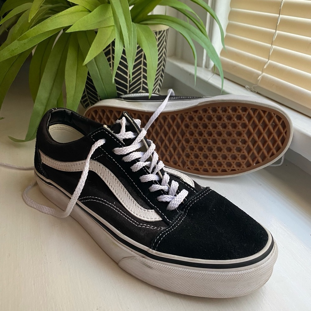 VANS OLD SKOOL black suede shoes.  Men 6.5 / Women 8.0